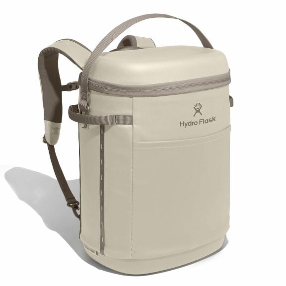 carryouttm-backpack-22-l-s2 18pco114-carryout-backpack-22l-oat-angled_1.jpg